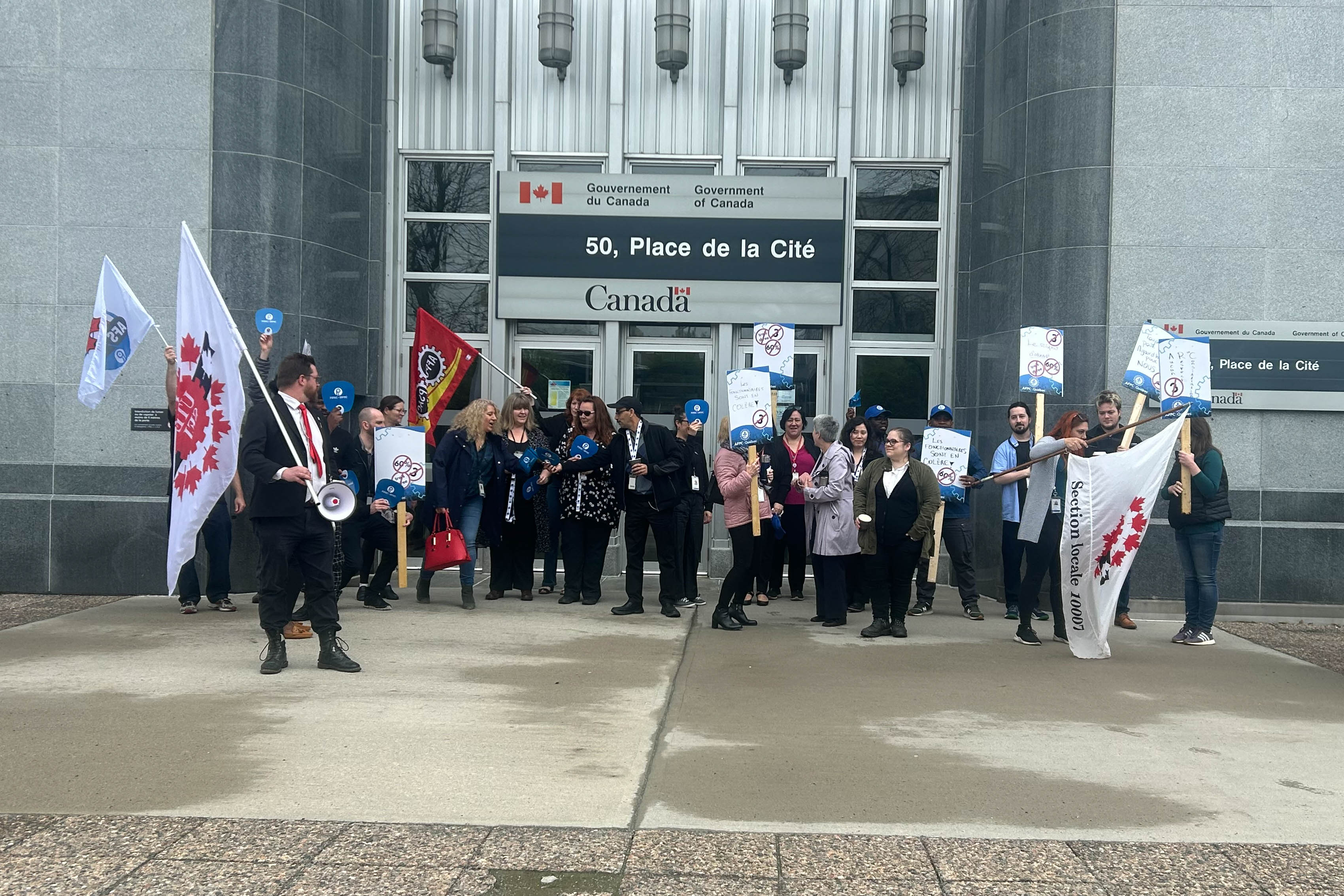 group photo in front of the building - Sherbrooke 10007