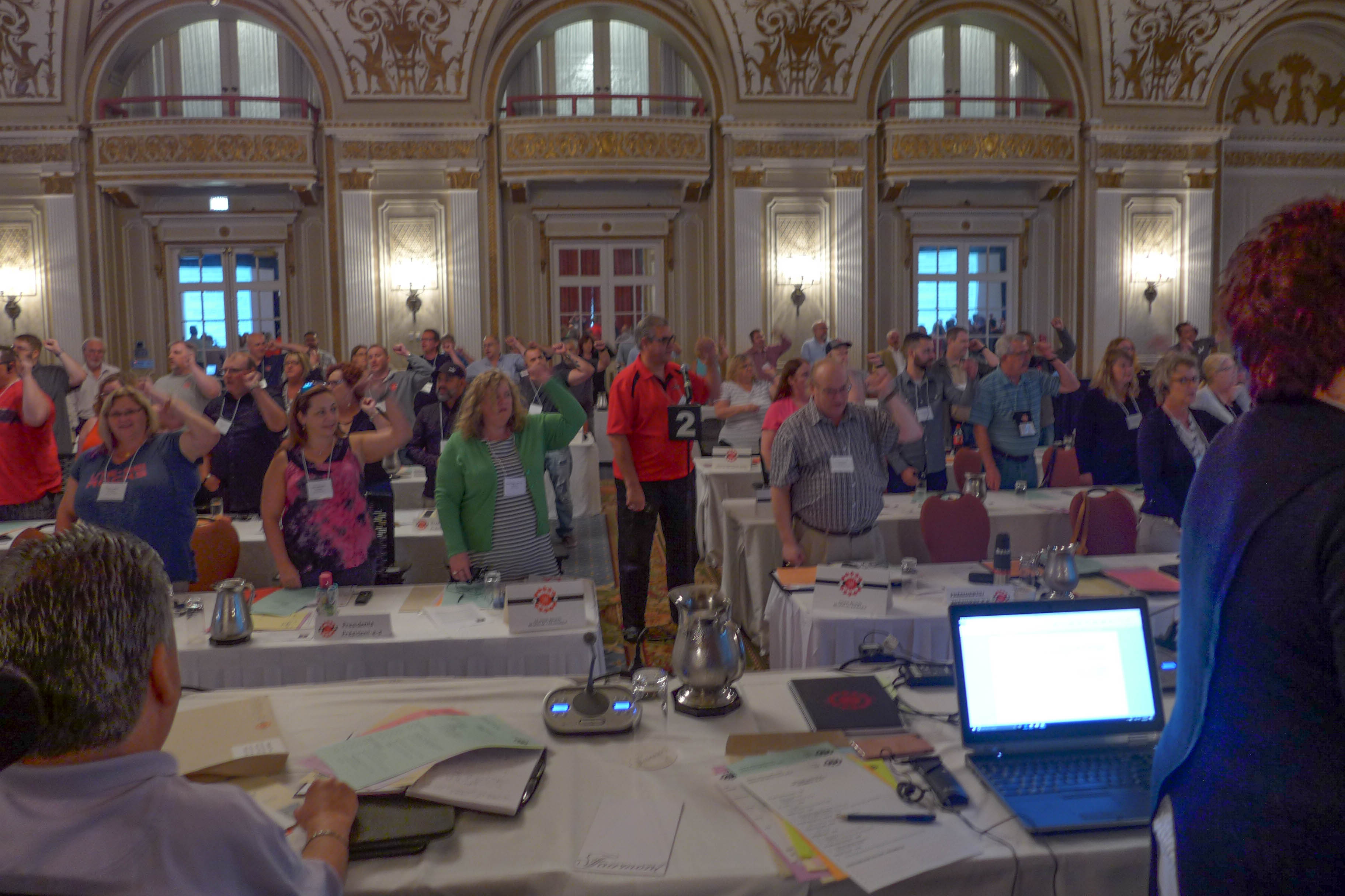 Les participants chantent Solidarité mes frères et mes soeurs