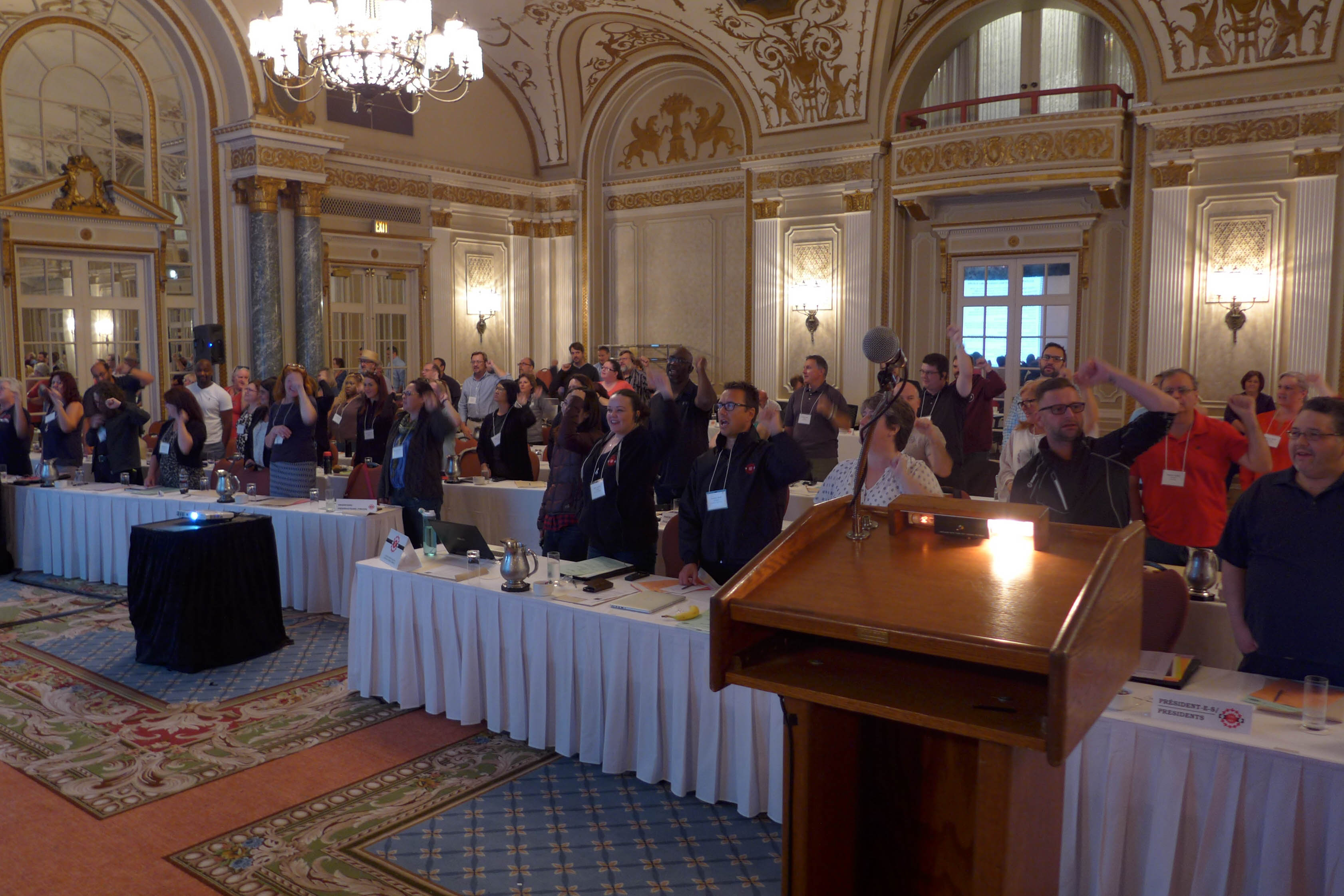 Les participants chantent Solidarité mes frères et mes soeurs