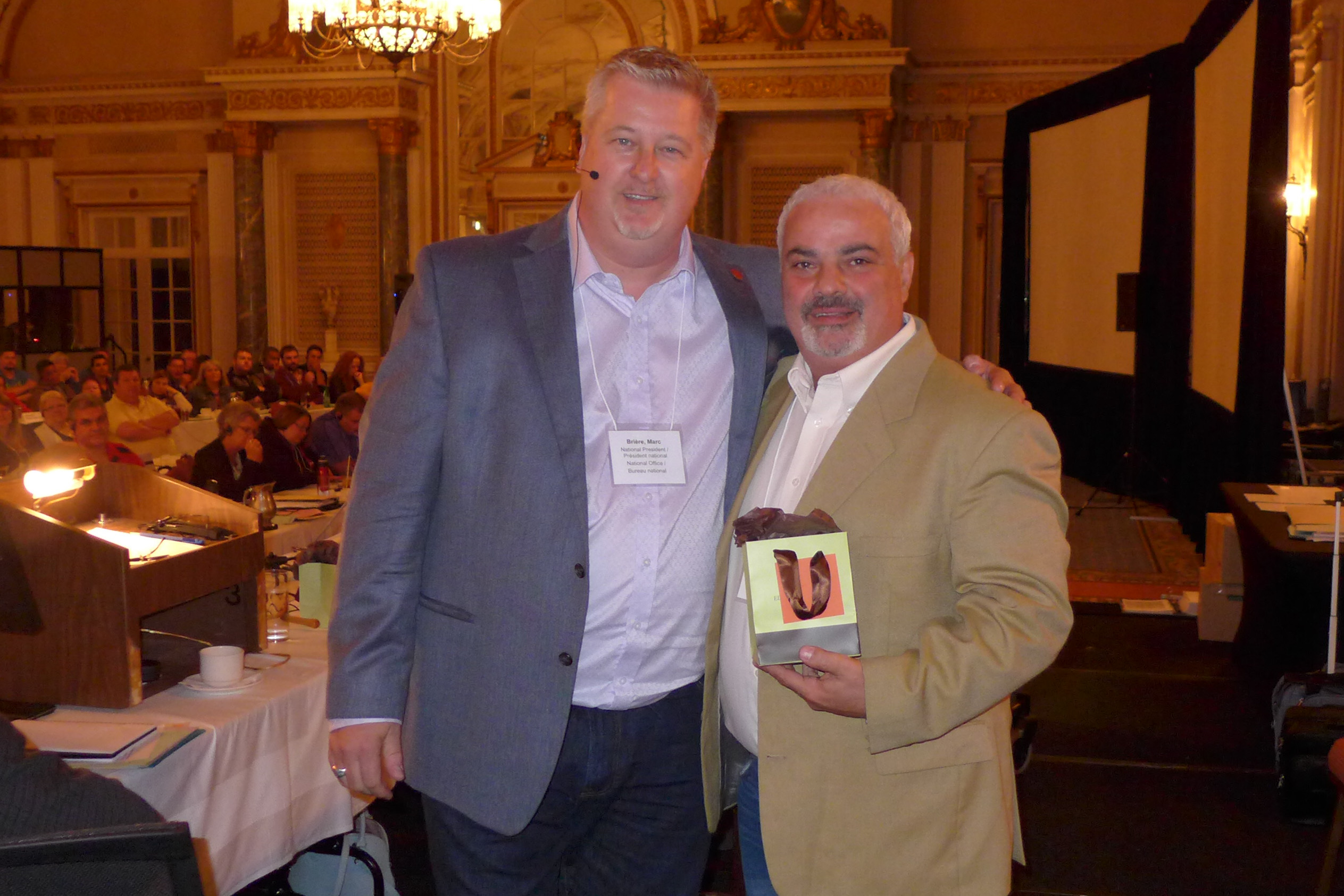Président national, Marc Brière remet une épinglette de 25 ans à Cosimo Crupi 