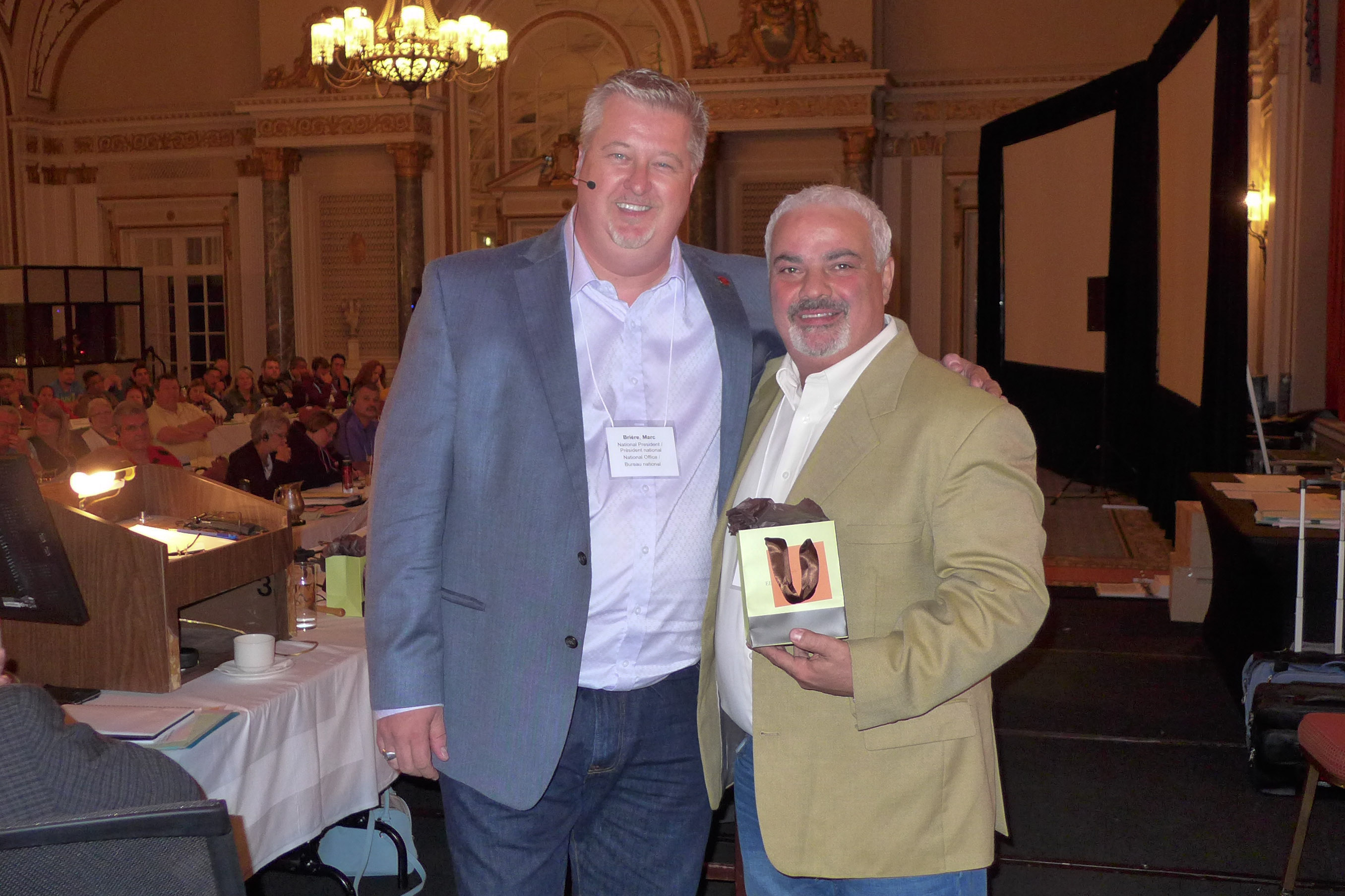 Président national, Marc Brière remet une épinglette de 25 ans à Cosimo Crupi 