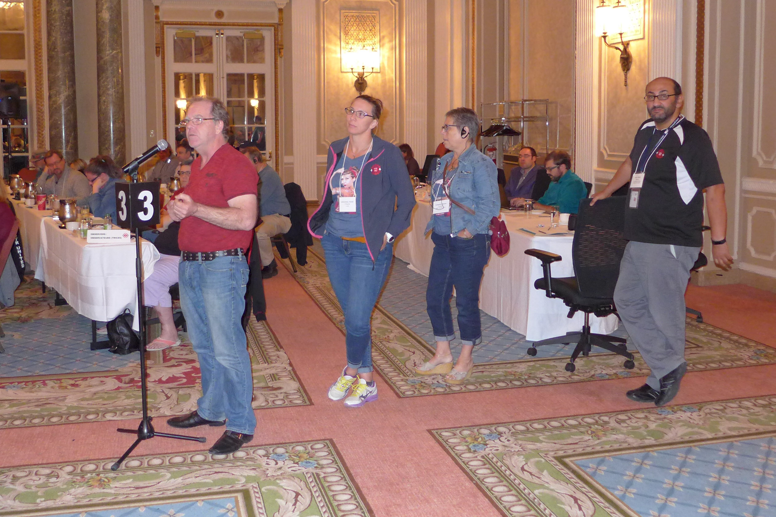 Les présidents attendent leur tour pour parler au micro