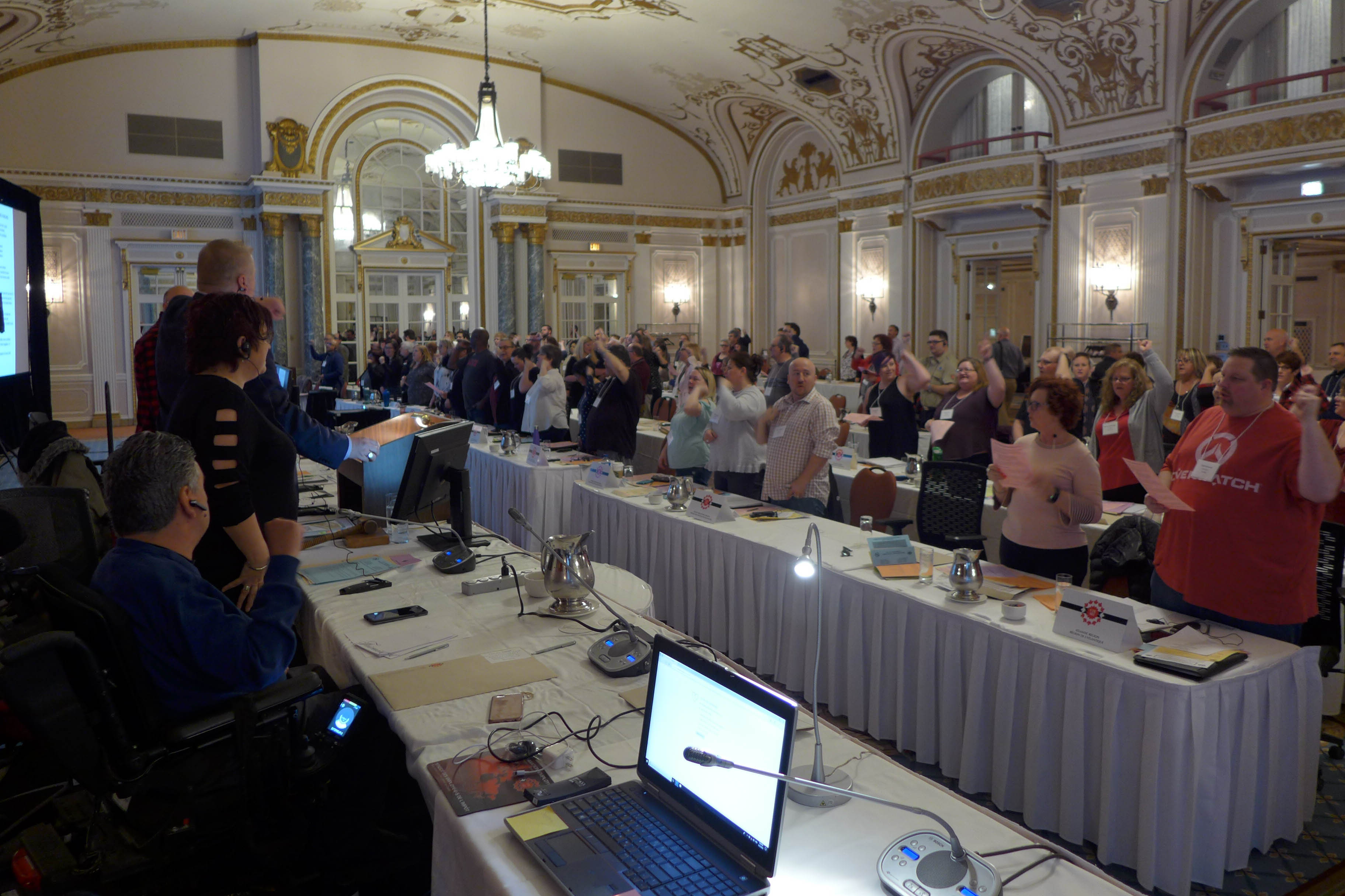Les participants chantent Solidarité mes frères et mes soeurs