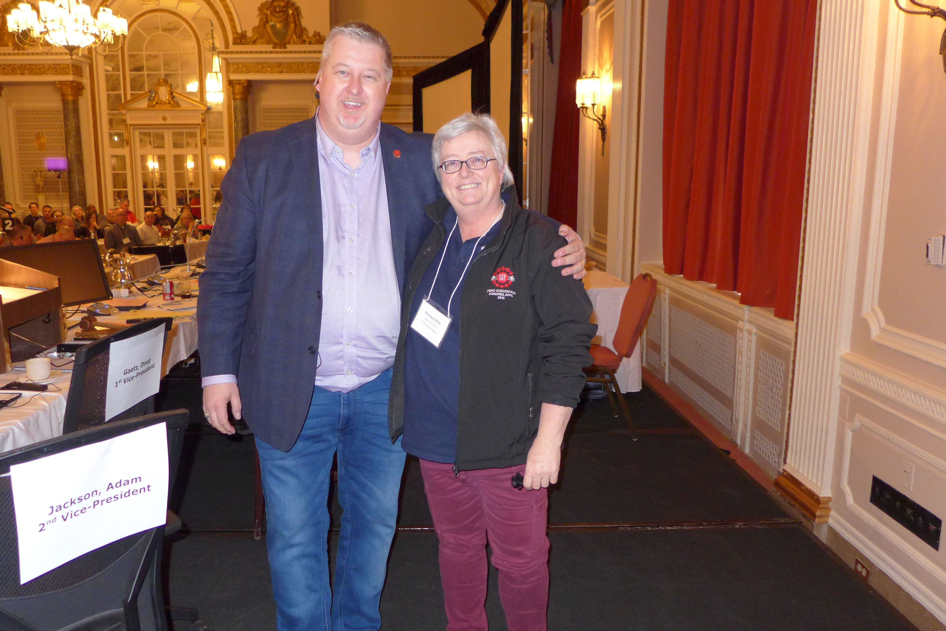 Marc Brière, président national, remet une épingle de service à Monique Déry