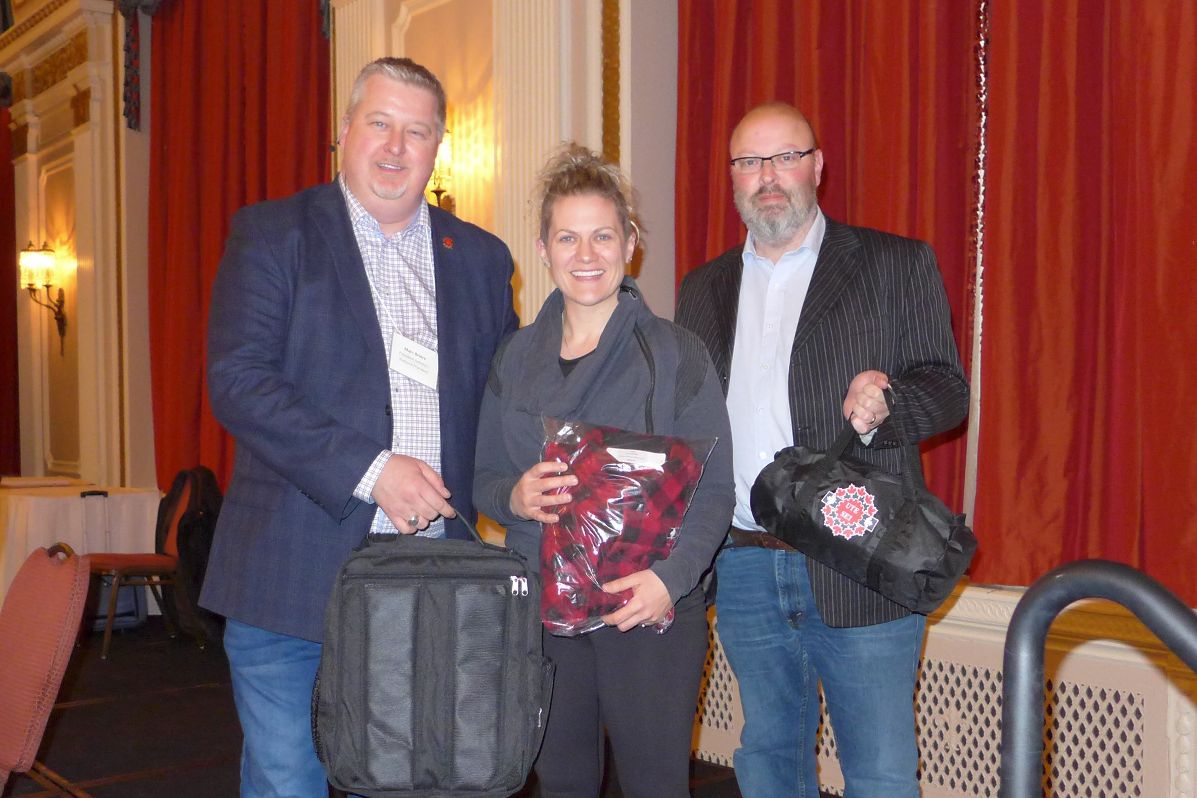 Marc Brière et Adam Jackson avec la gagnante du concours de slogan de négociation