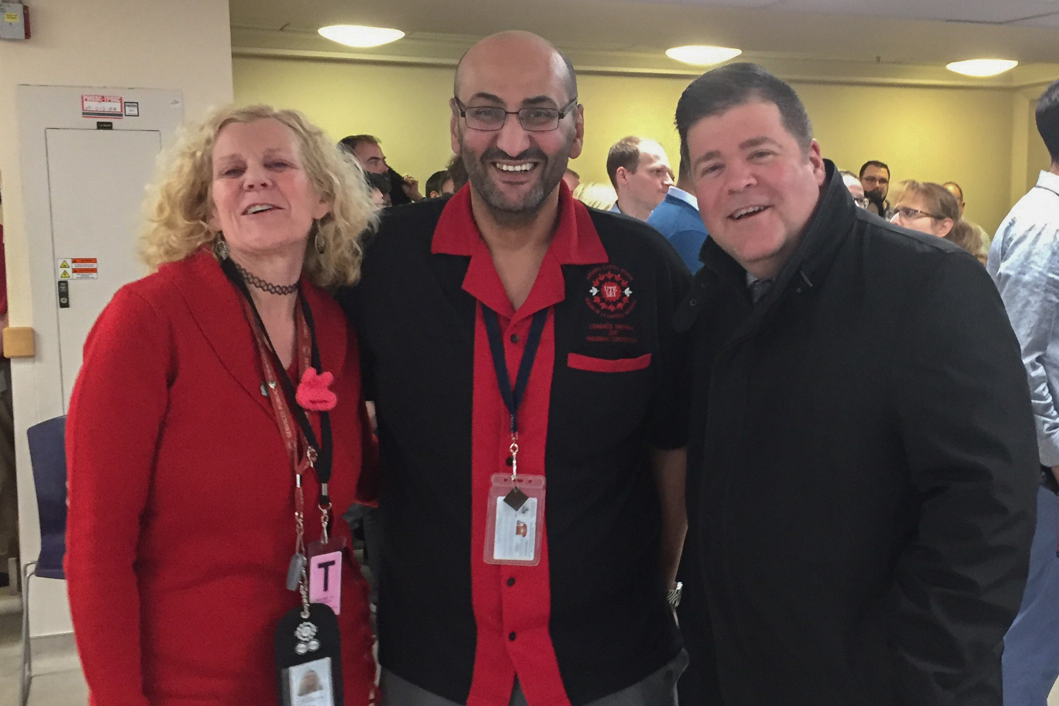 Linda Koenders, vice-présidente régionale de la RCN, avec Shady Zekry, président de la section locale et M. Maxime Guenette, Sous-commissaire et Chef de la protection des renseignements personnels