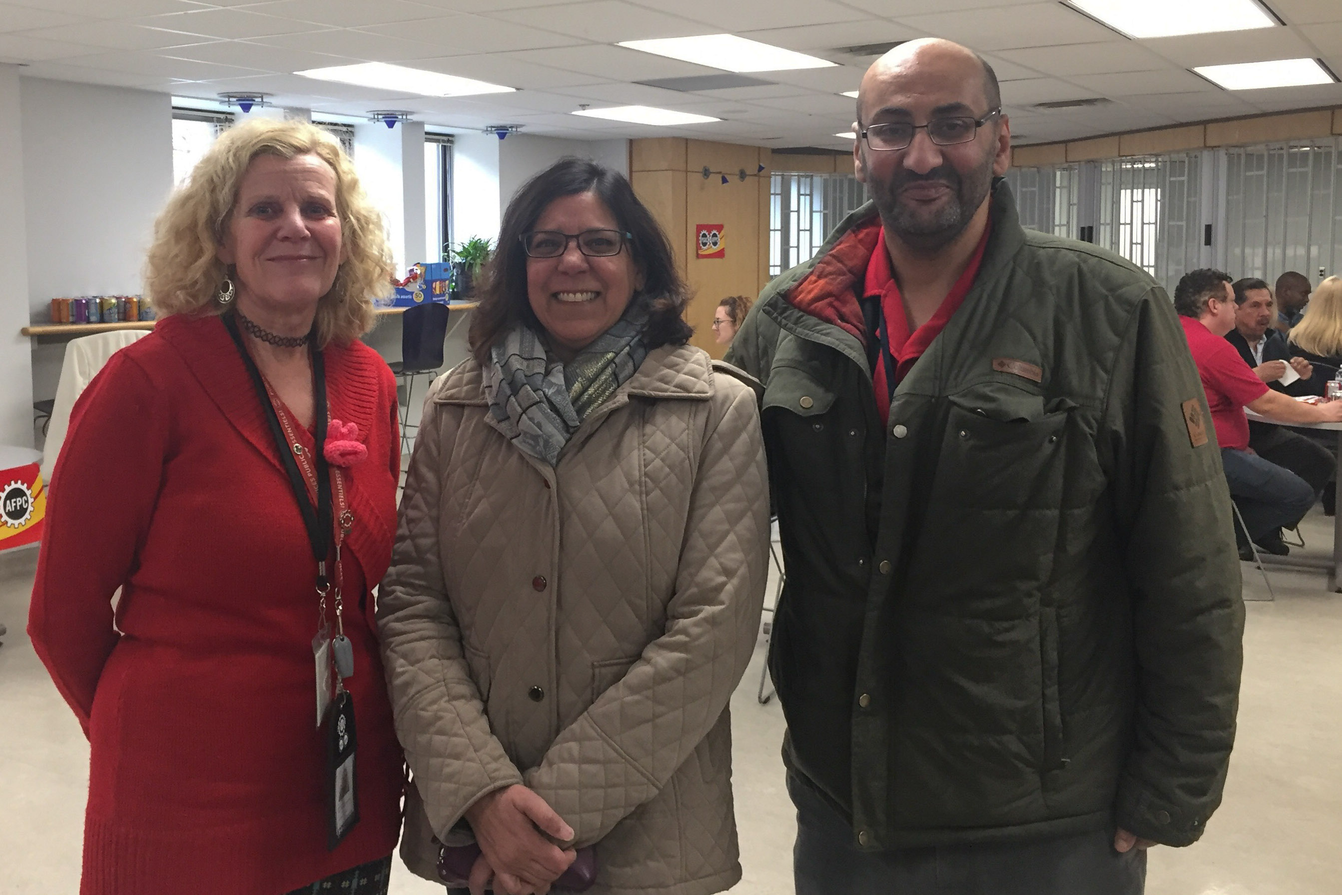 Linda Koenders, vice-présidente régionale de la RCN, avec avec Mlle Kami Ramcharan, Administratrice supérieure des affaires financières et sous-commissaire, et Shady Zekry, président de la section locale 