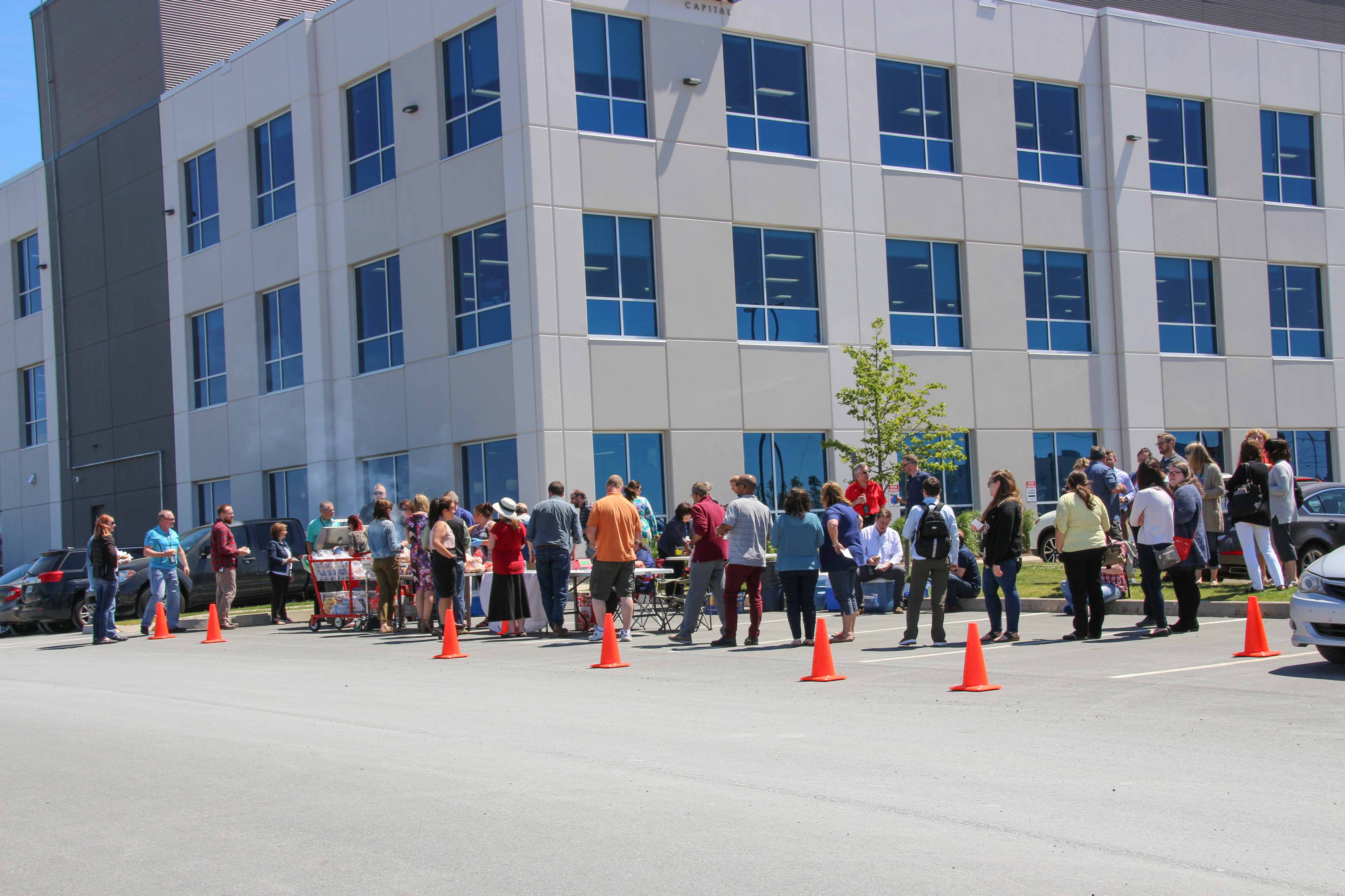 Les membres qui attendent pour signer le drapeau, carte SAE, et obtiennent leur nourriture