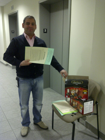 PSAC/UTE members are united for a fair contract in Moncton UTE local 60008 showed their support for the bargaining team by distributing material showing negotiations with CRA are as cold as ice and the local also distributed ice cream to its members. It was a fun activity with a strong message that UTE members are united for a fair contract and hope that the next sessions are a bit warmer. 