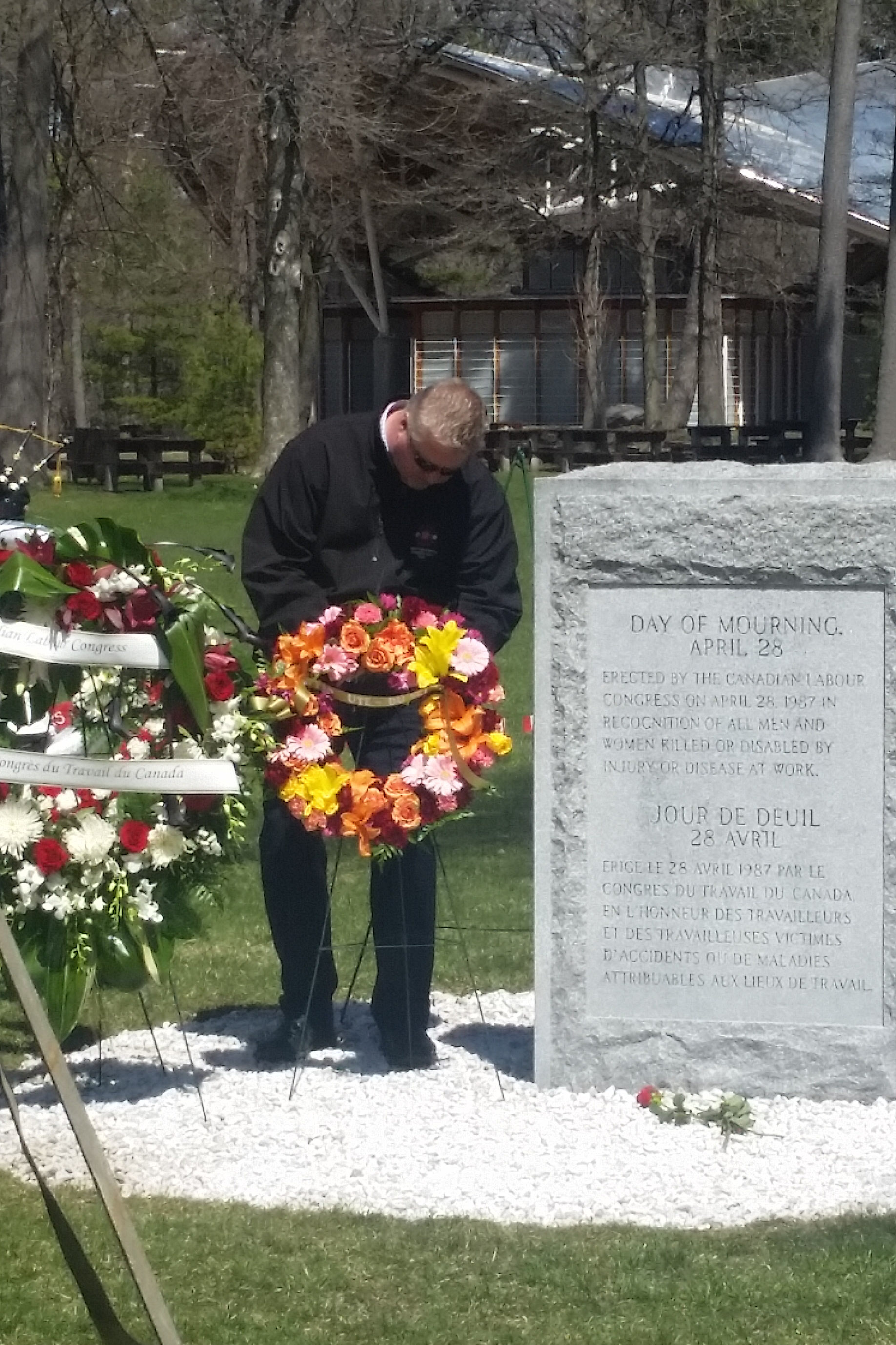 Marc Brière, 1st National Vice-President, lays a wreath on behalf of UTE