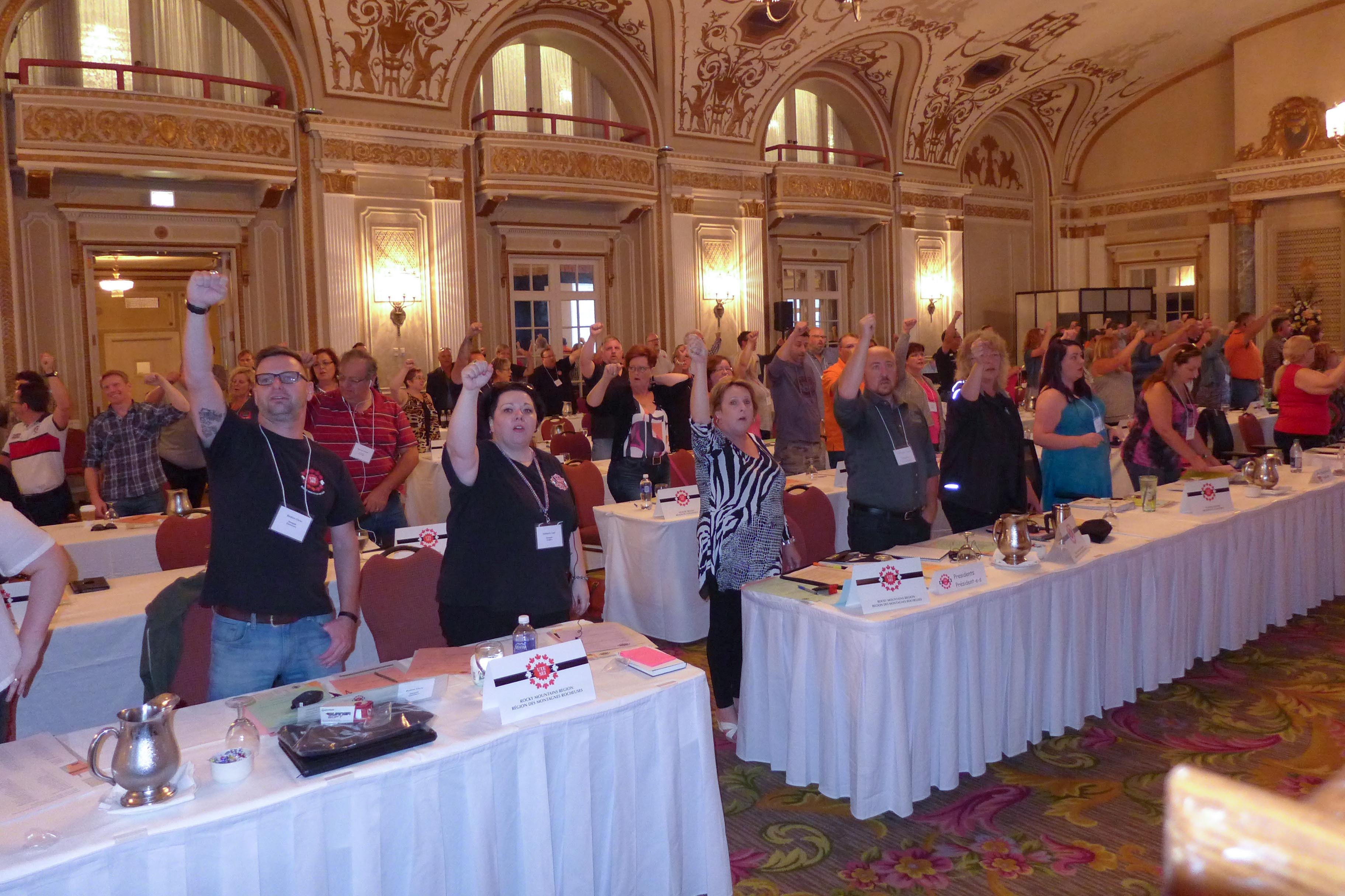 Les présidentes, présidents, observatrices et observateurs chantent Solidarité mes frères et mes soeurs