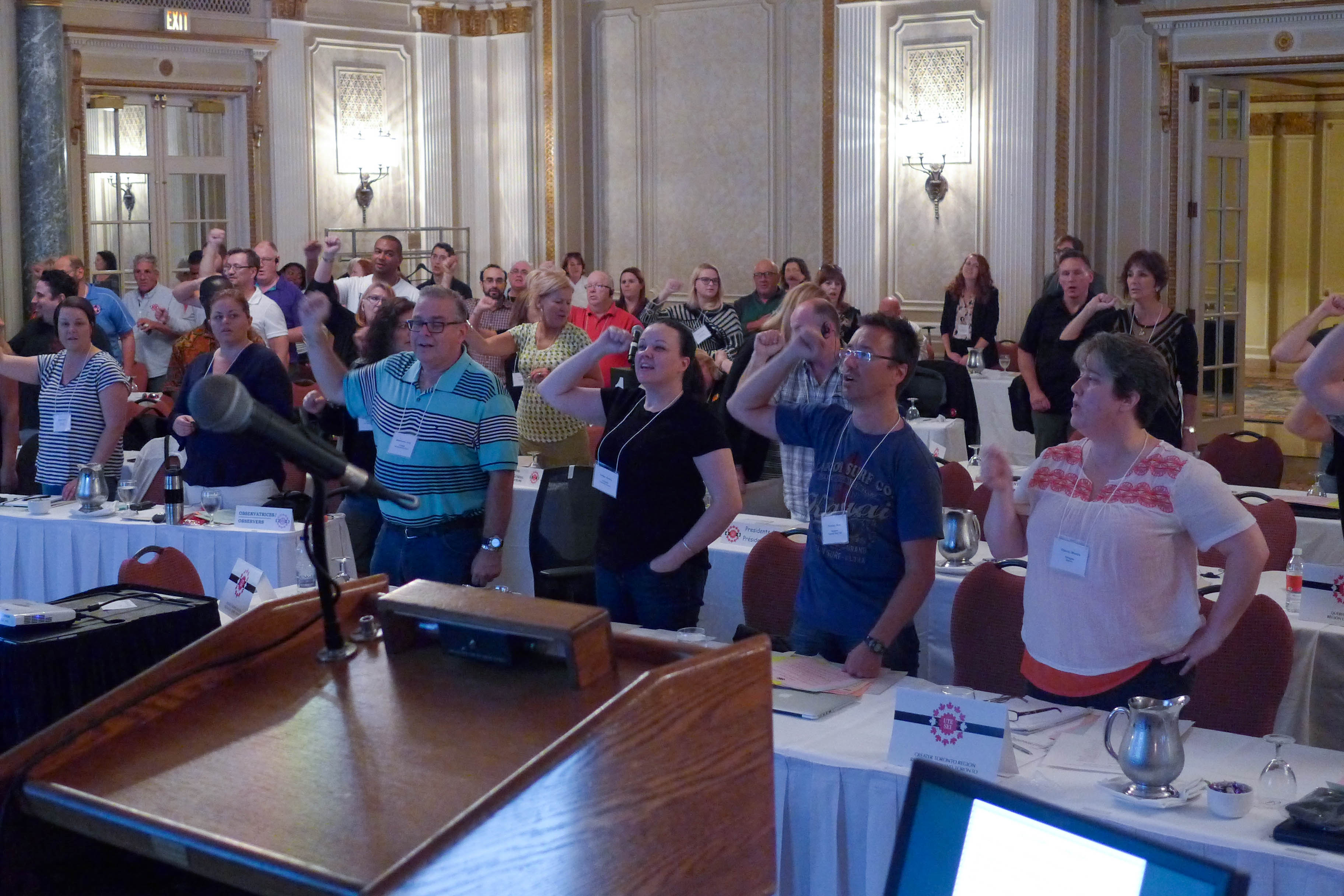 Les présidentes, présidents, observatrices et observateurs chantent Solidarité mes frères et mes soeurs