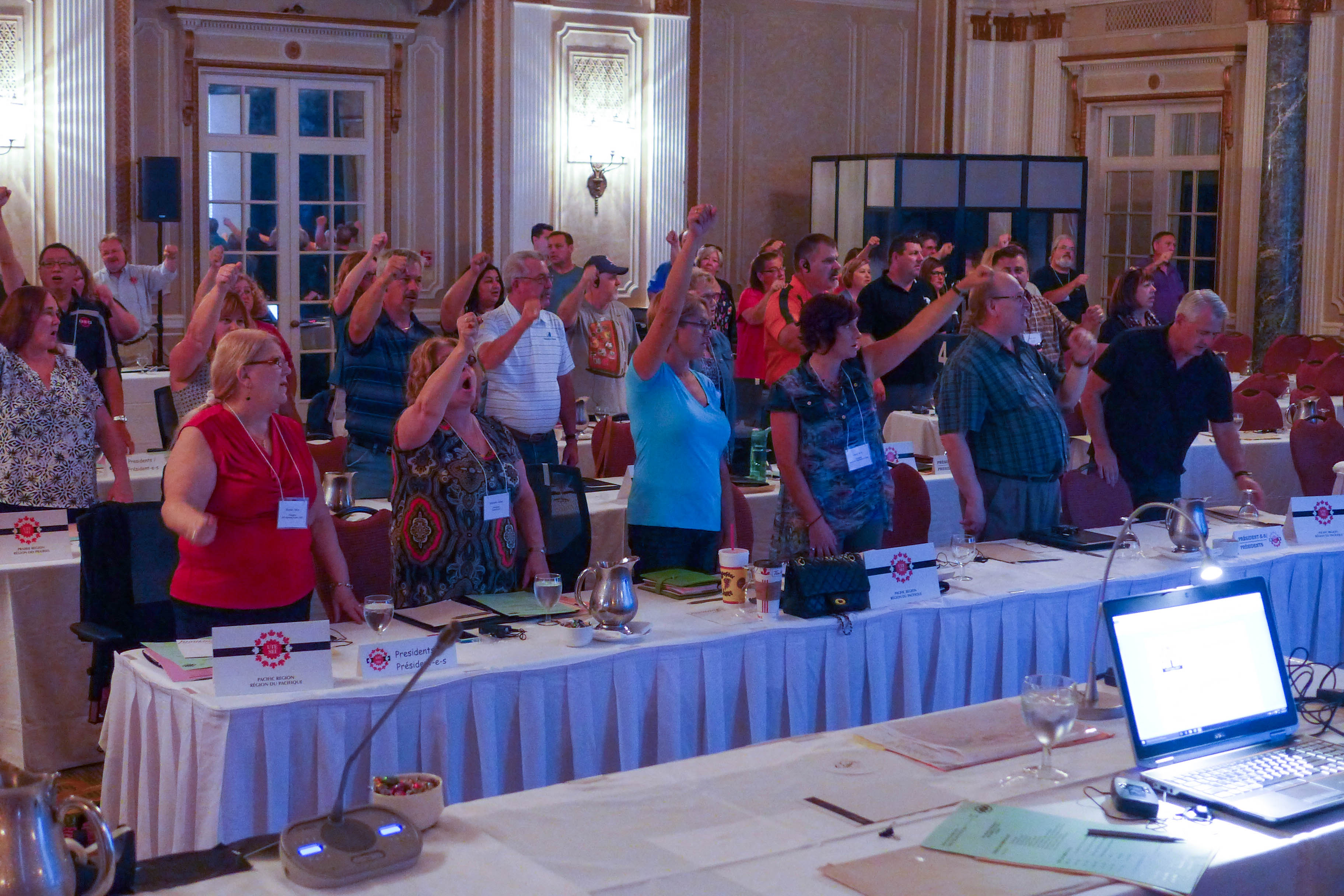 Les présidentes, présidents, observatrices et observateurs chantent Solidarité mes frères et mes soeurs