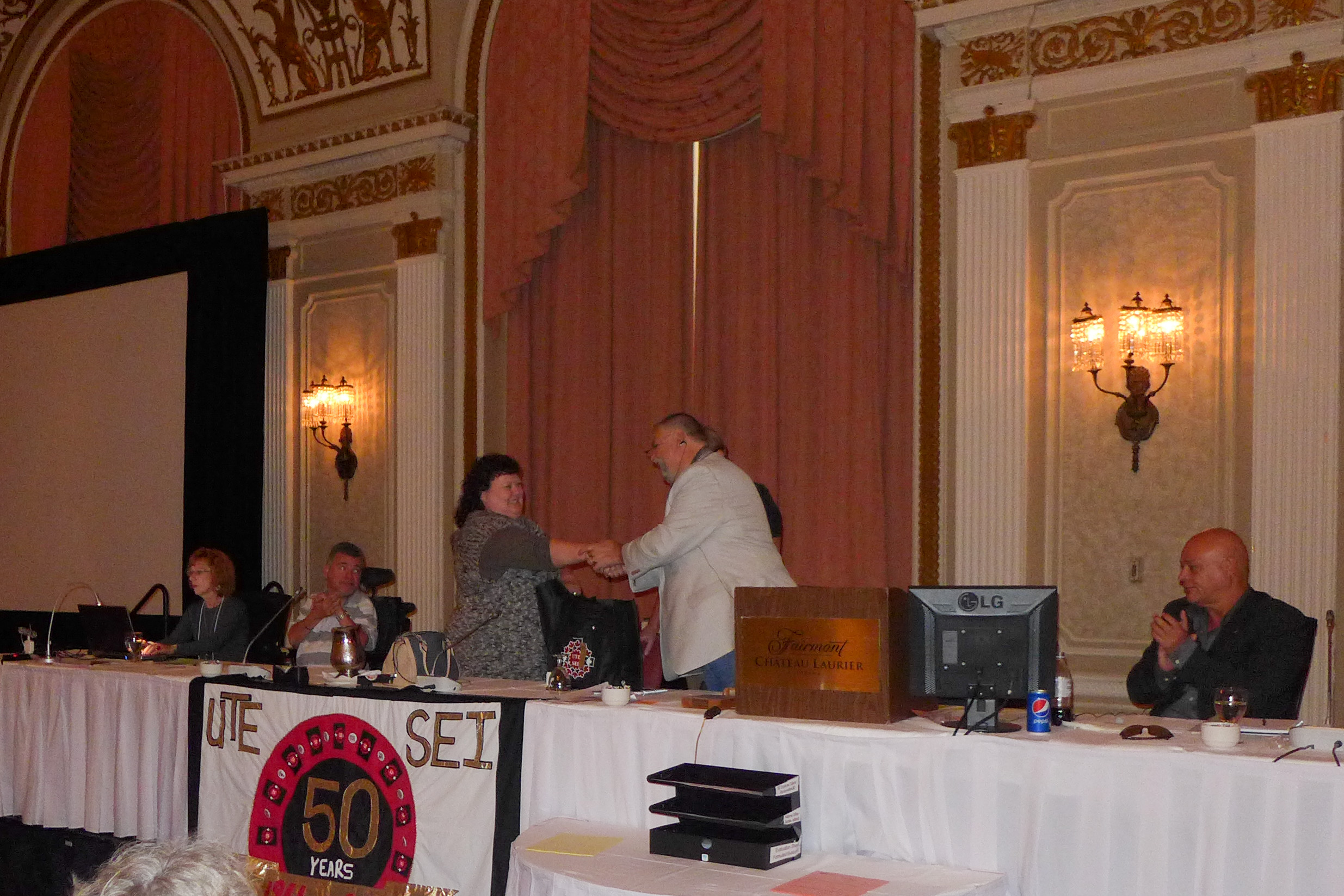 Dale Robinson reçoit un cadeau SEI de Robert Campbell