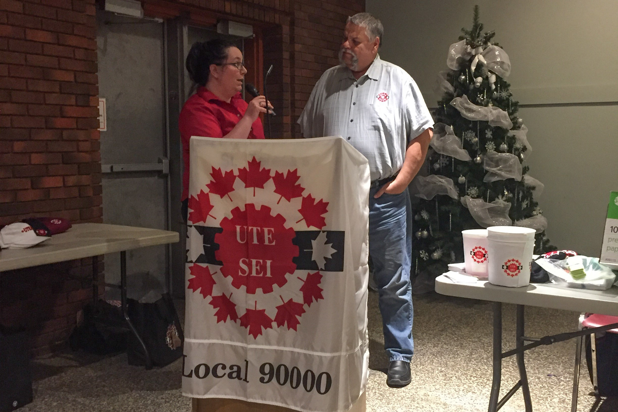 Ashley Green remercie Robert Campbell pour plus de quarante ans de service au SEI