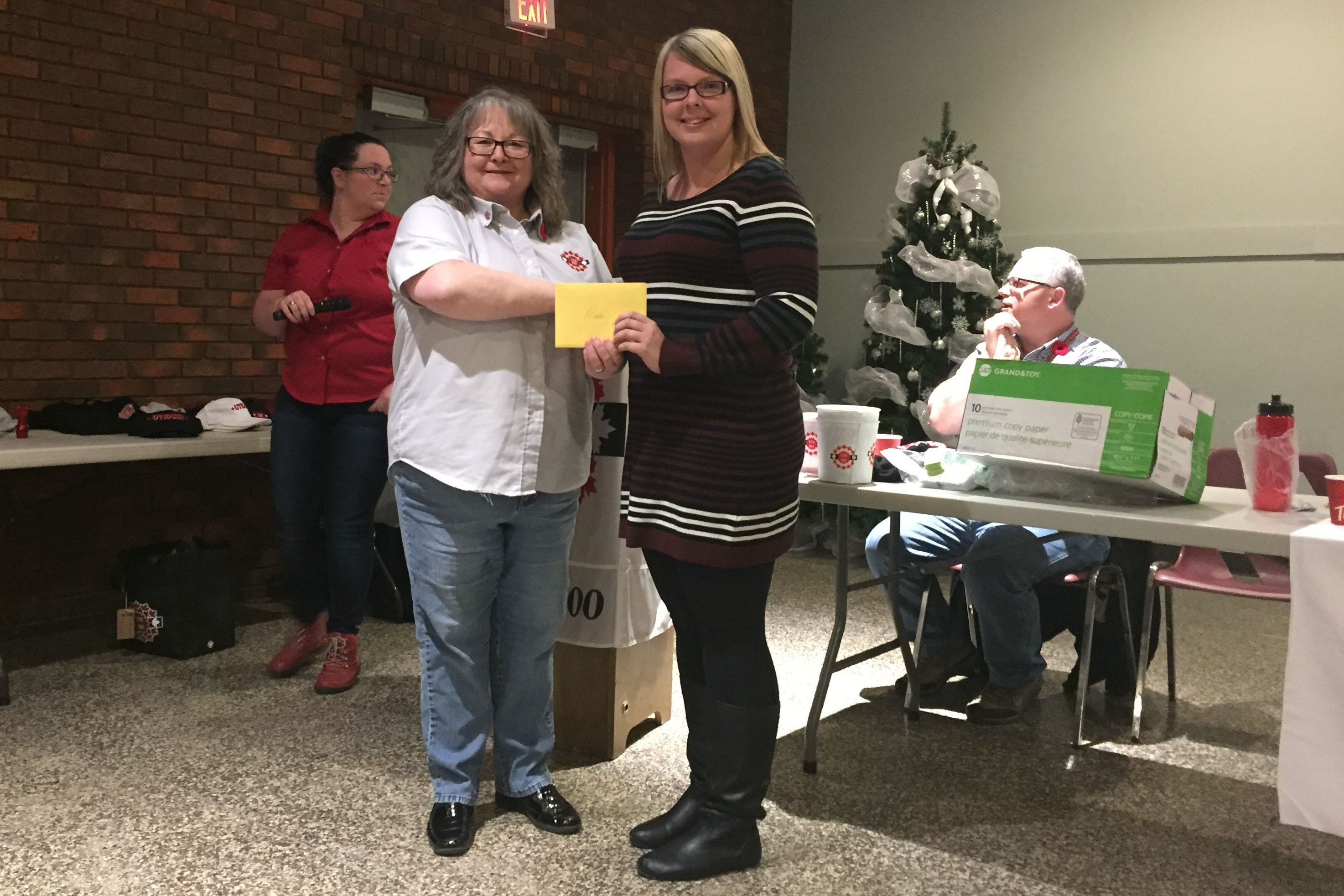 Madonna Gardiner présente la bourse d'étude "Sister Madonna Gardiner Scholarship Award" à Nikki Doyle