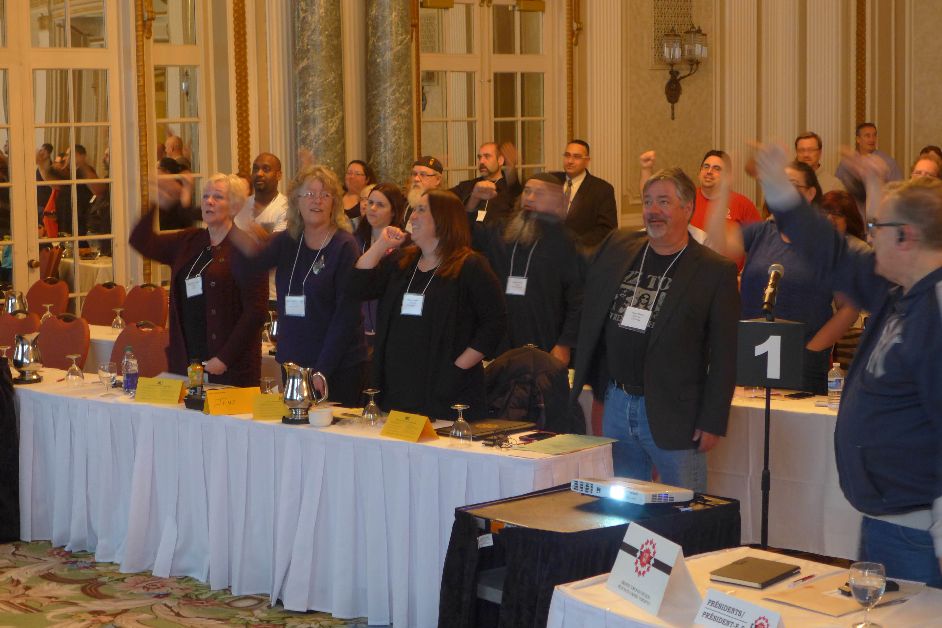 Les présidentes, présidents, observatrices et observateurs chantent Solidarité mes frères et mes soeurs