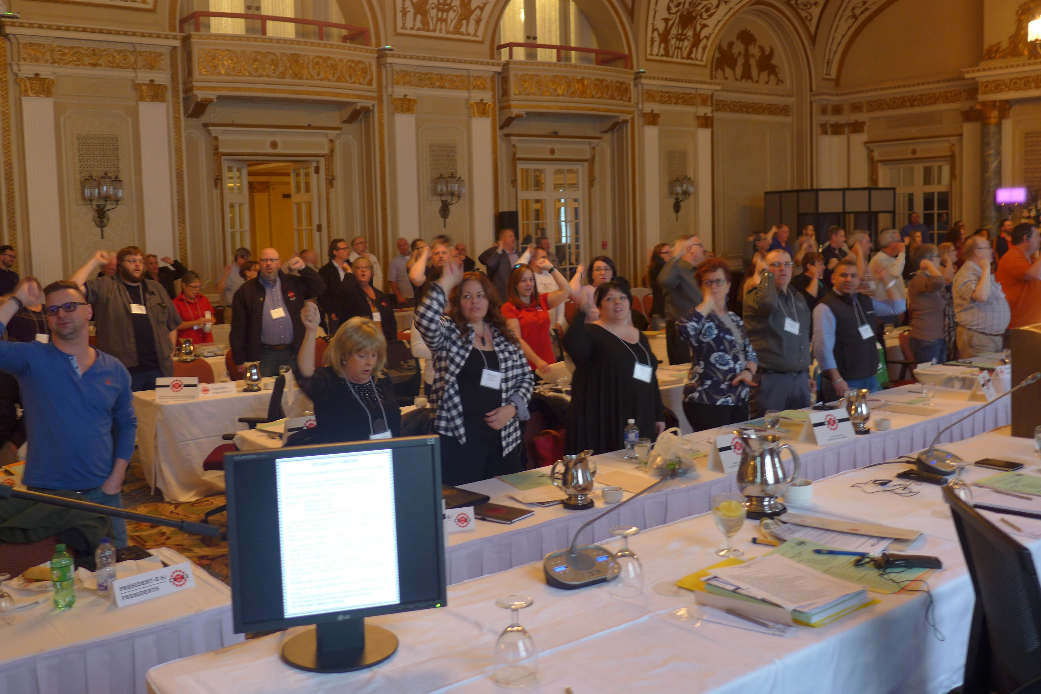 Les présidentes, présidents, observatrices et observateurs chantent Solidarité mes frères et mes soeurs