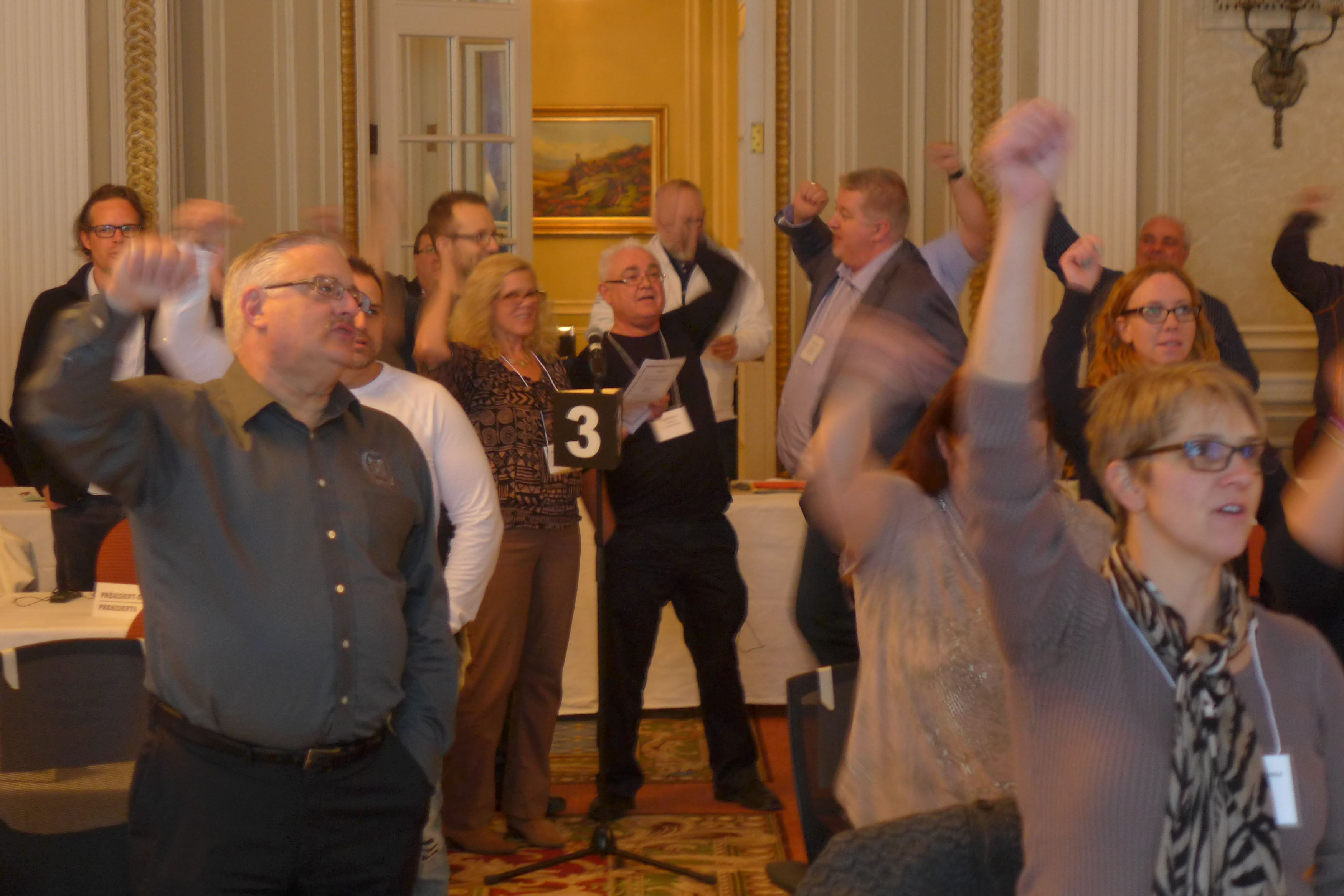 Les présidentes, présidents, observatrices et observateurs chantent Solidarité mes frères et mes soeurs