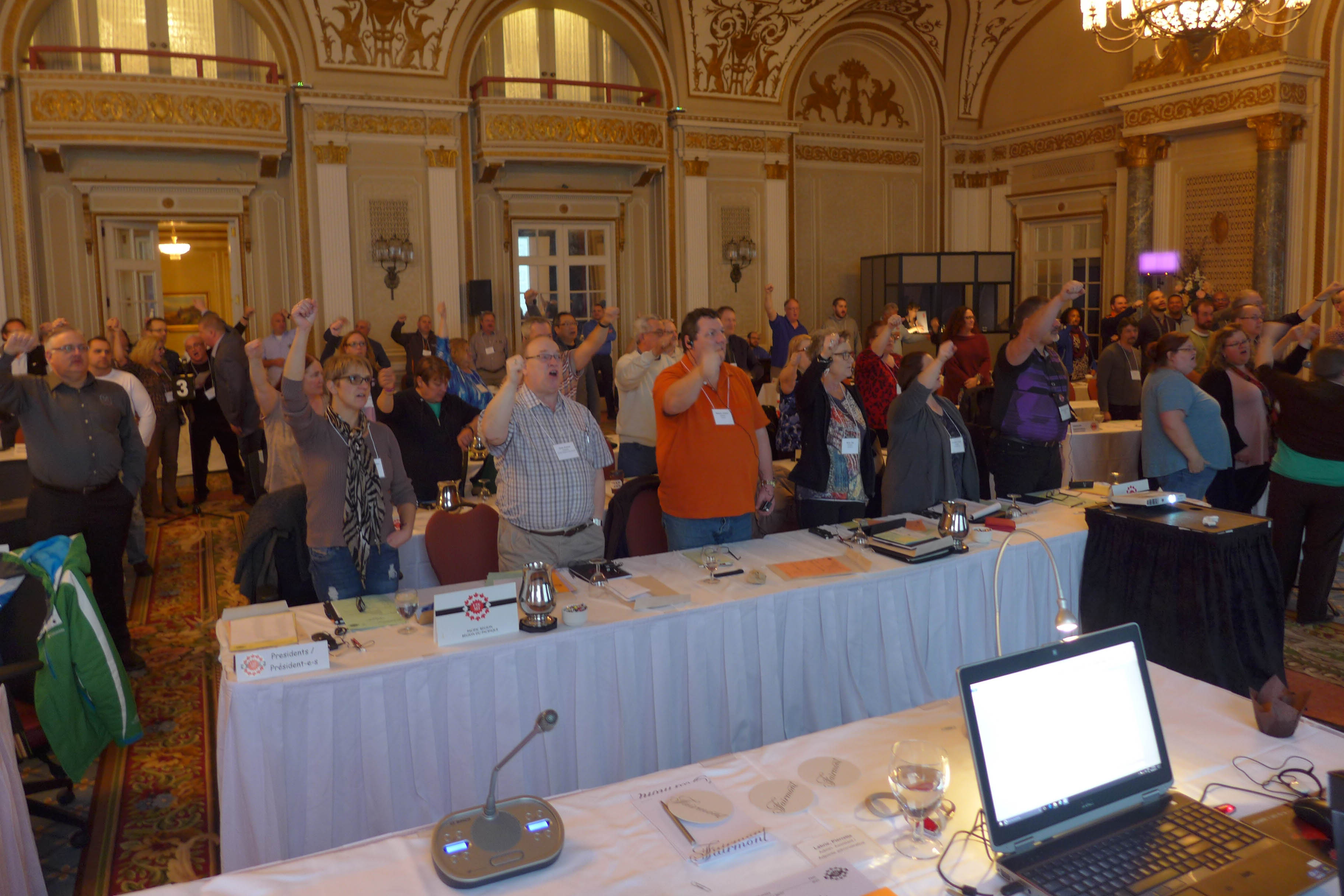 Les présidentes, présidents, observatrices et observateurs chantent Solidarité mes frères et mes soeurs
