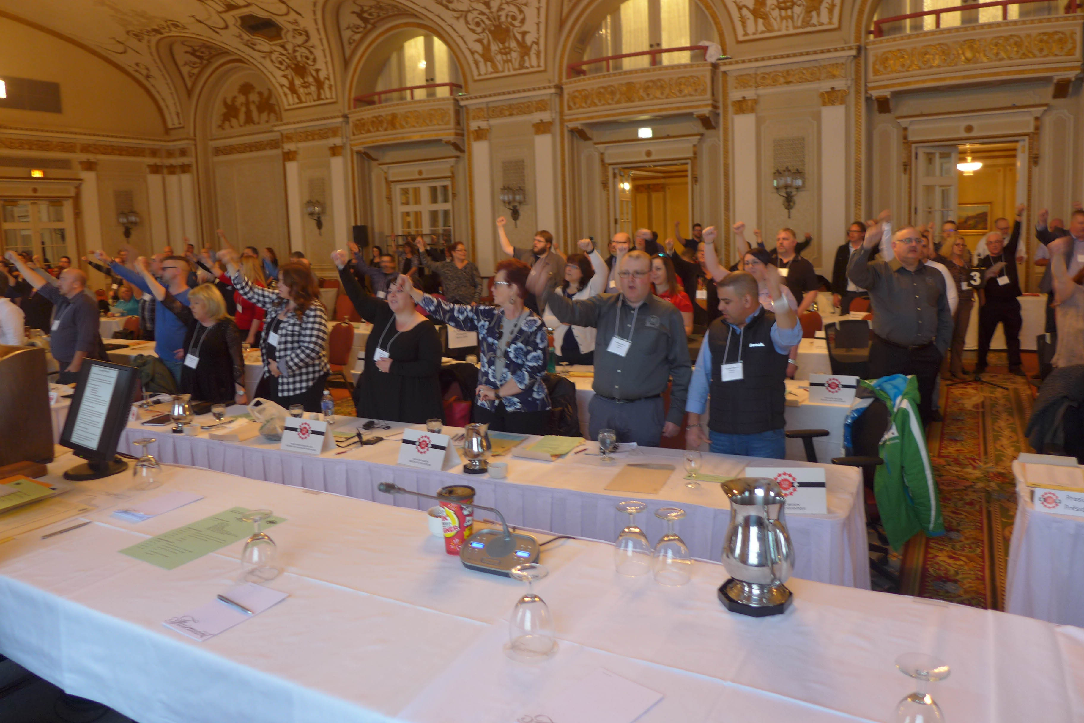 Les présidentes, présidents, observatrices et observateurs chantent Solidarité mes frères et mes soeurs