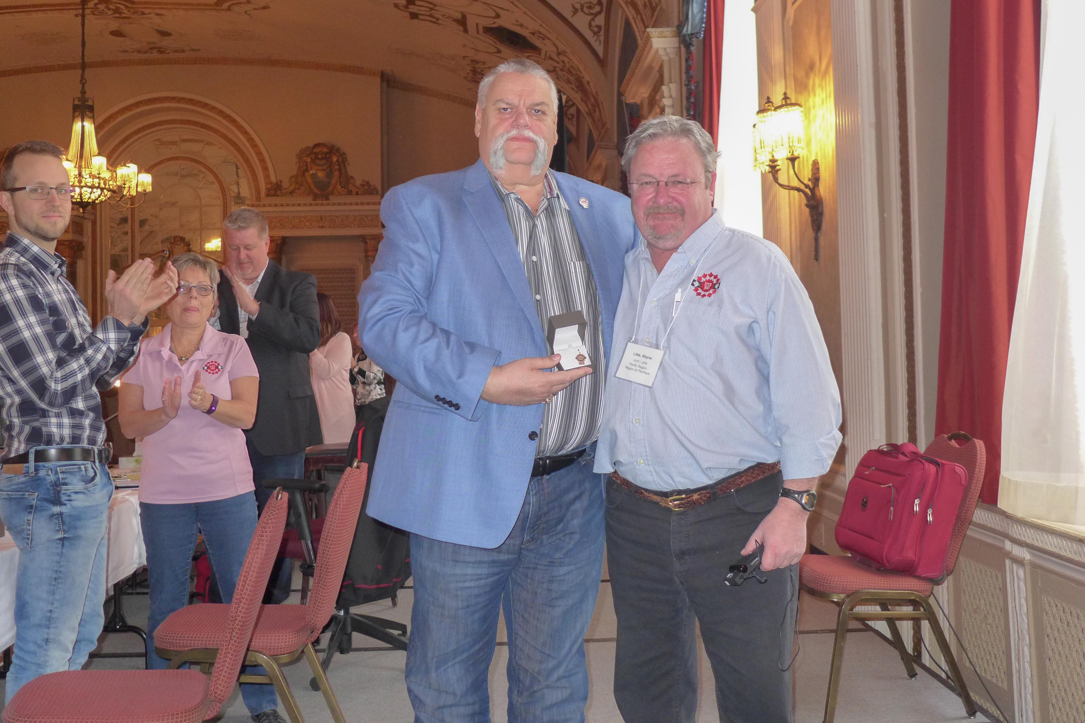 Robert Campbell reçoit une épinglette de 40 ans de Wayne Little 