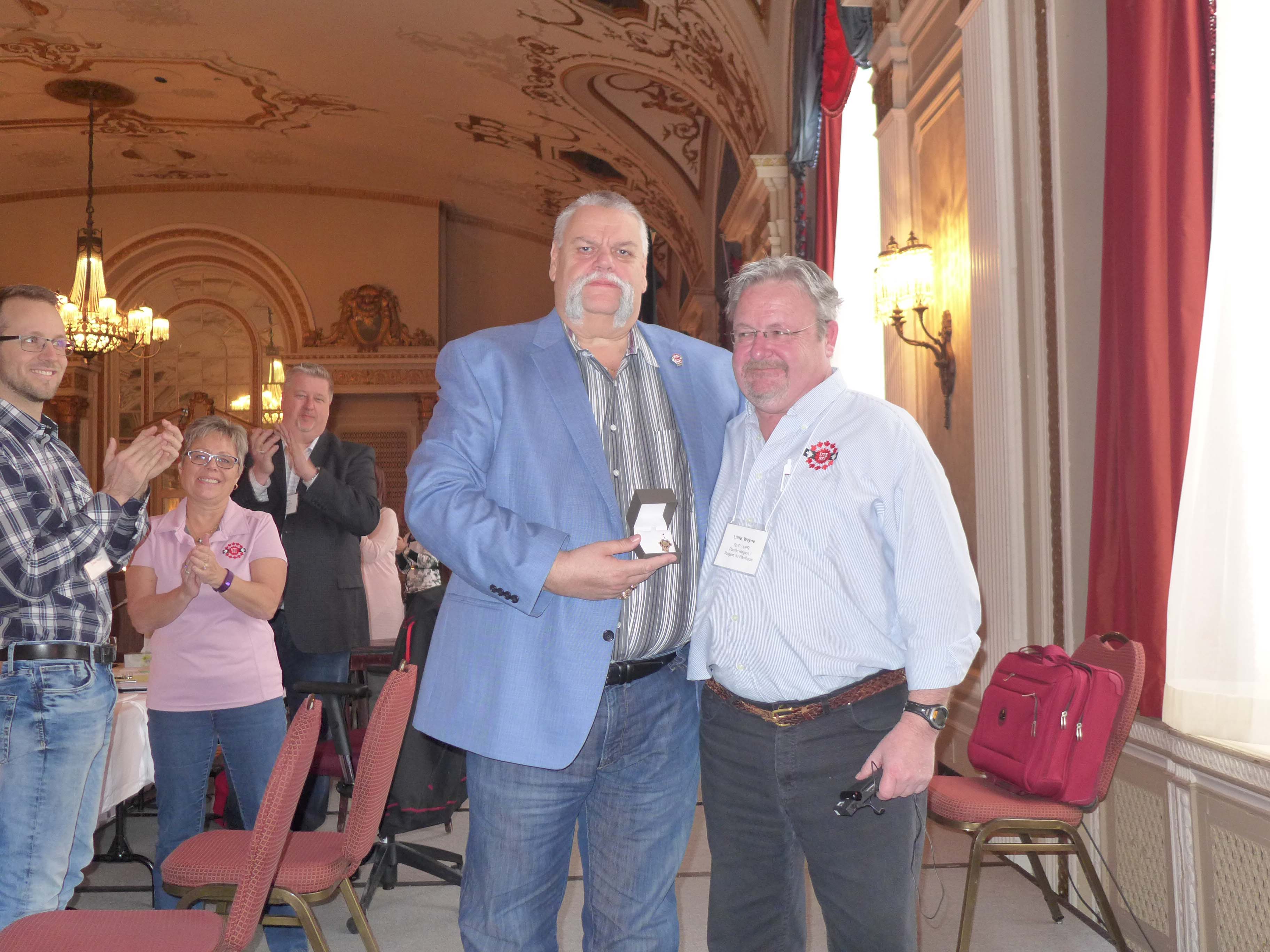 Robert Campbell reçoit une épinglette de 40 ans de Wayne Little 