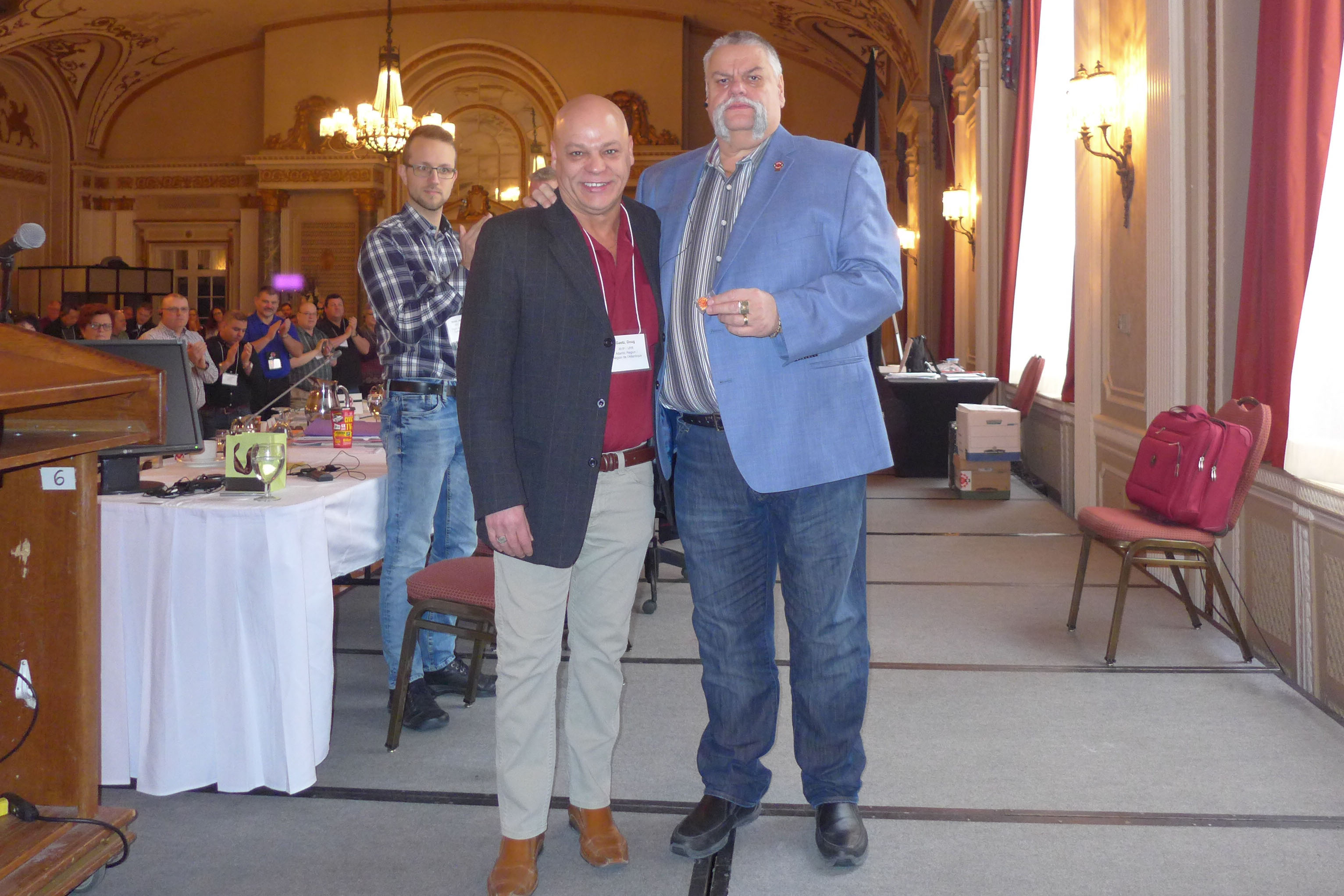 Doug Gaetz reçoit son épingle de 30 ans de Robert Campbell