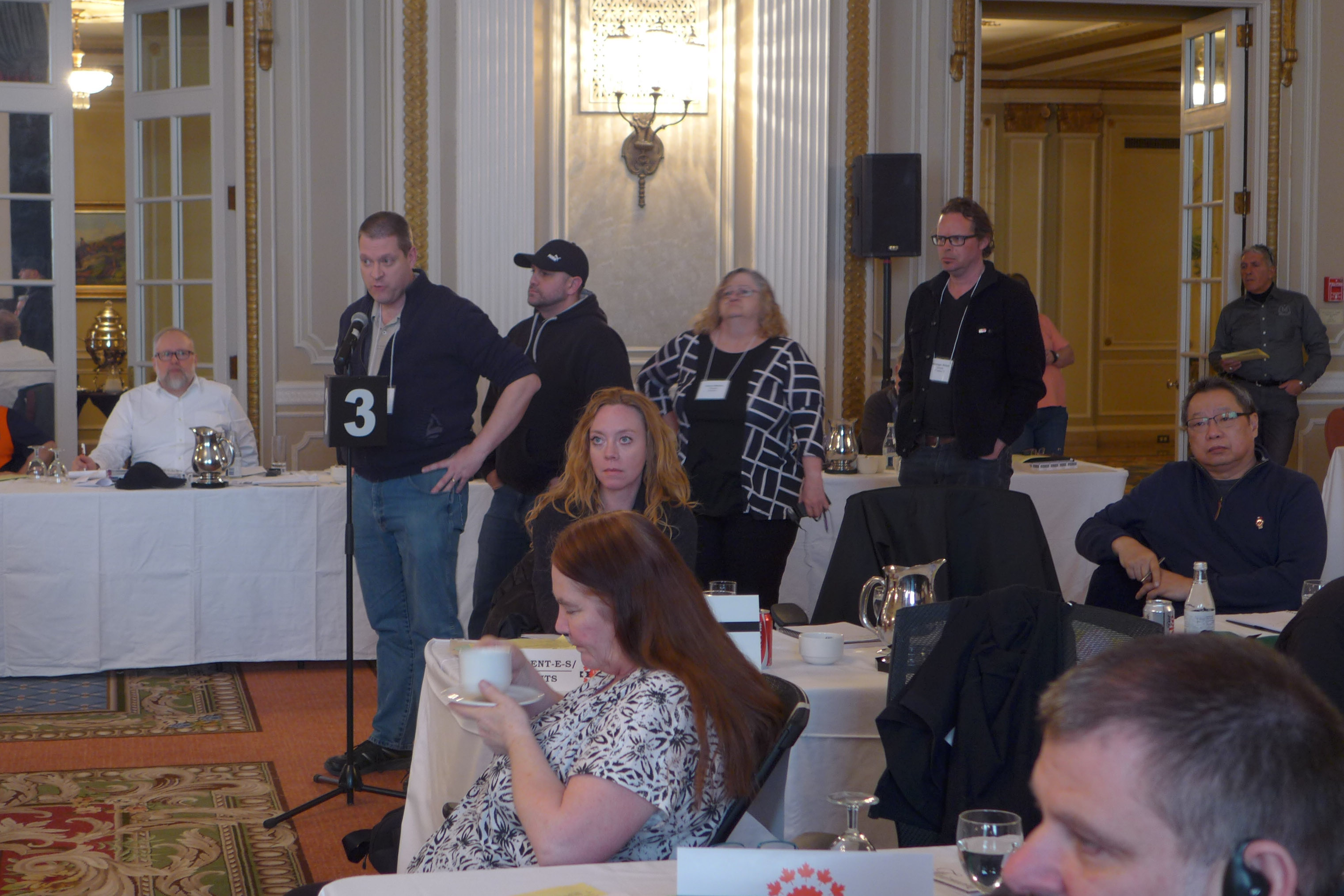 Des présidents et présidentes alignés pour parler au microphone