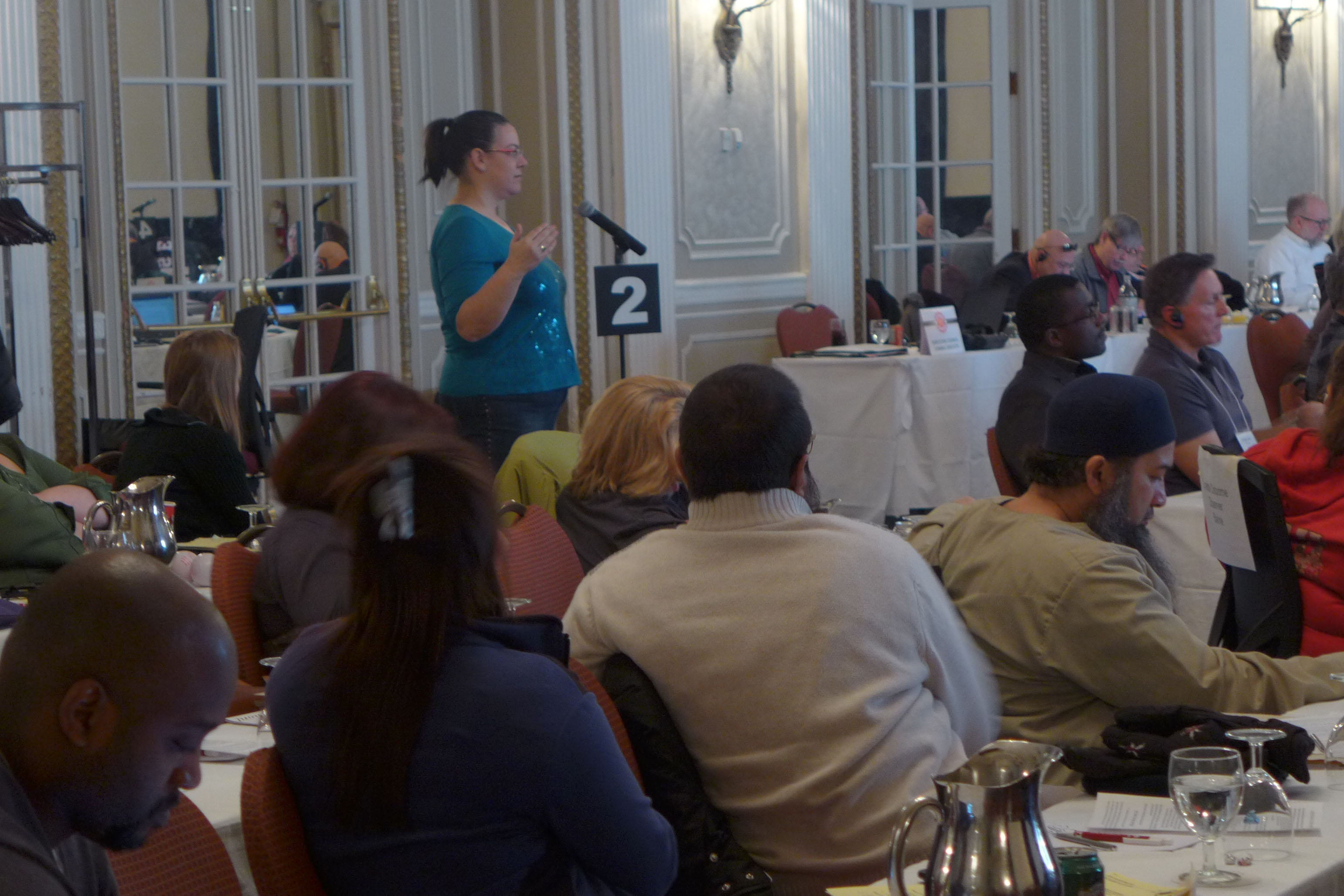 Une présidente au microphone