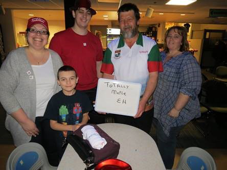 Dans la première rangée est Thomas Norden. Dans la rangée arrière est Tammy Norden (membre SEI 90006), Royce Durant, Gorden Perry (membre du STTP 129) et Sylvia Durant (membre SEI 90006). 