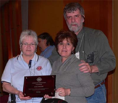 Betty Bannon, Présidente nationale; Mary Cordeiro, récipiendaire; Nick Stein, VPR.