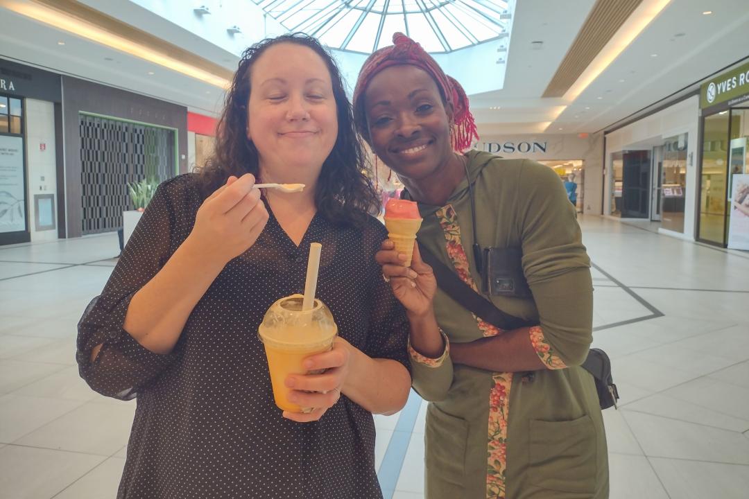 Les membres apprécient des collations glacés