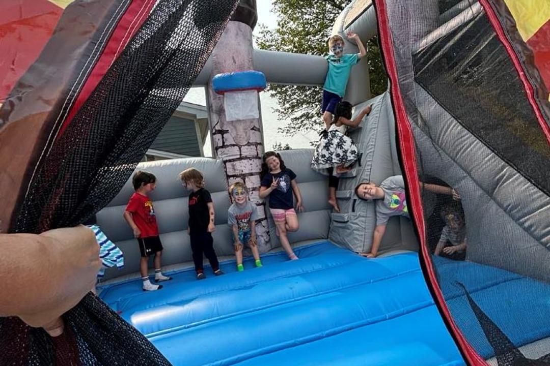 enfants dans un château gonflable