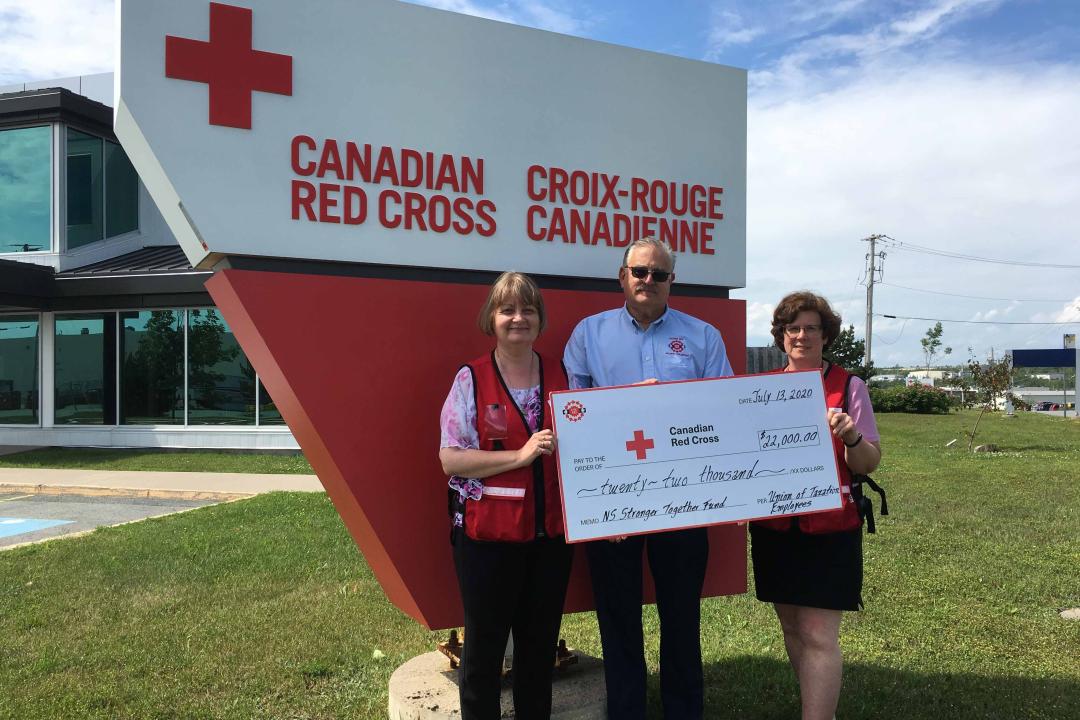 Brian Oldford, VPR Atlantique présente le cheque