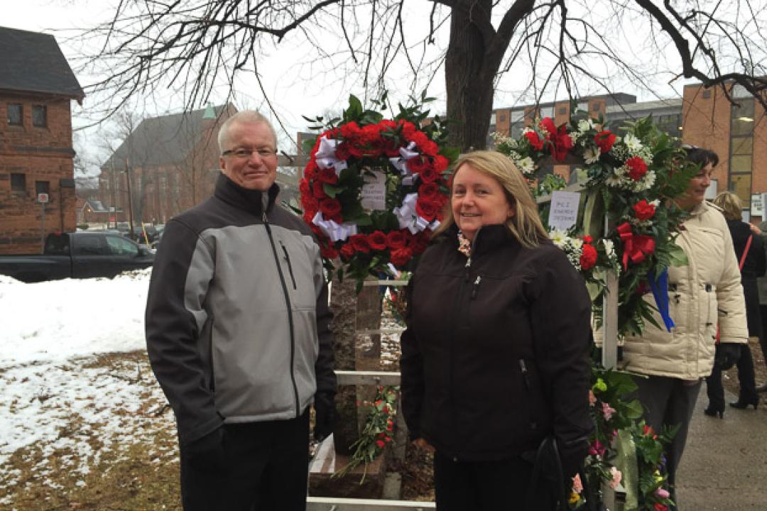 Mike Murphy et Annette Roache dépose la couronne du SEI à l'évènement du Jour de deuil 