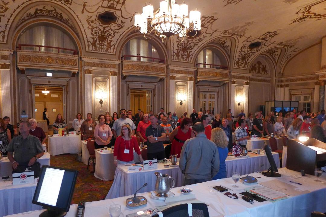 Les présidentes, présidents, observatrices et observateurs chantent Solidarité mes frères et mes soeurs