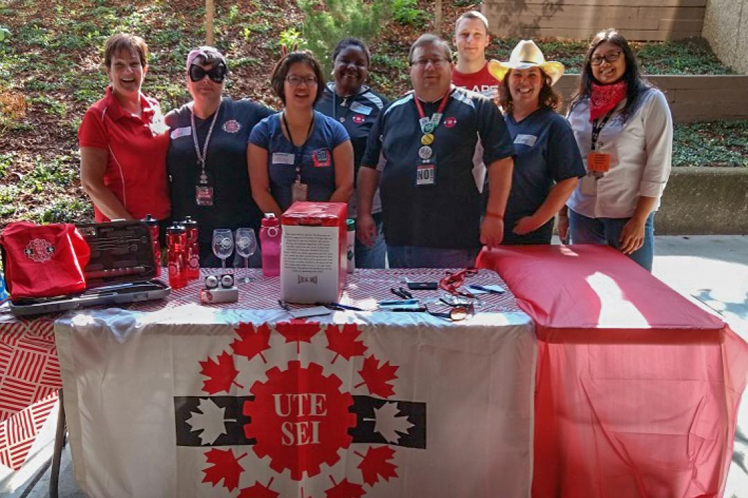 Connie (secrétaire), Lisa (présidente), Allison (trésorière), Dawne (2ième VP), Greg (VPR), Matthew (chef délégué), Kirsten (1ière VP), et Bev (représentante des jeunes)